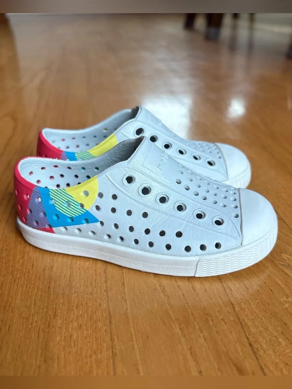 Native Jefferson Slip On Sneakers Light Gray Red Blue Shoes Toddler Boys Sz 6